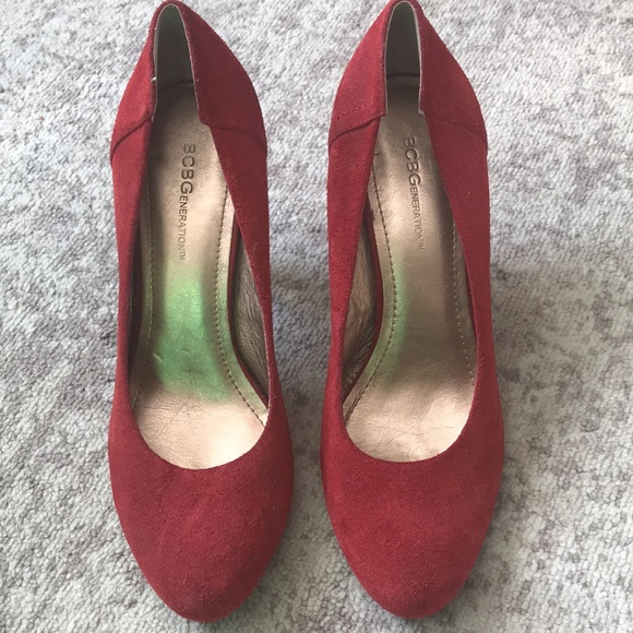 Ladies BCBG red suede pumps - Picture 2 of 6